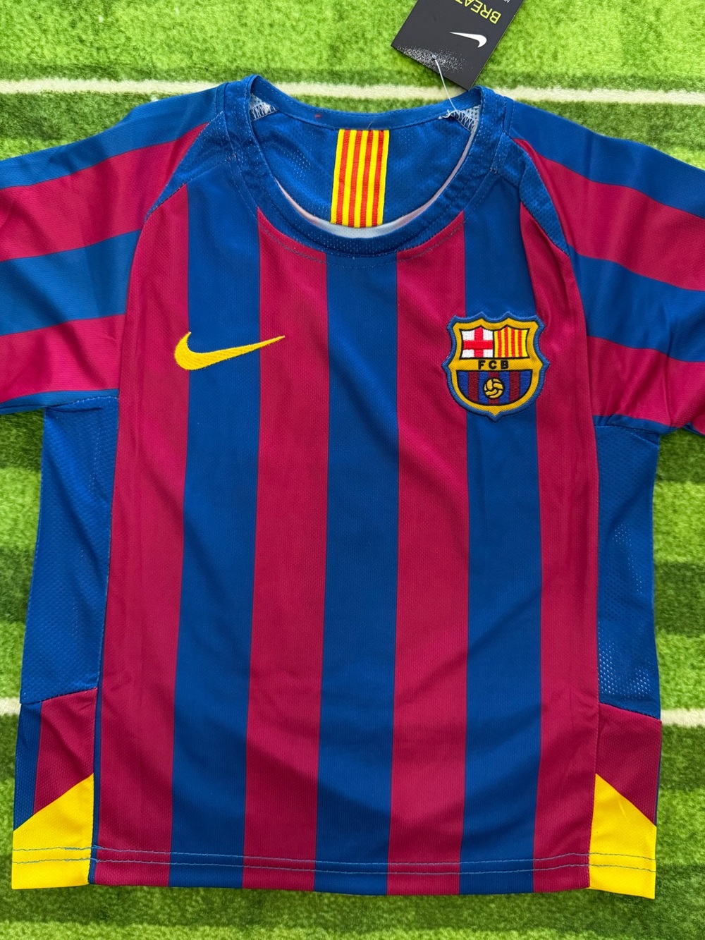 Kid’s Ronaldinho FC Barcelona Home Jersey - Picture 4 of 5